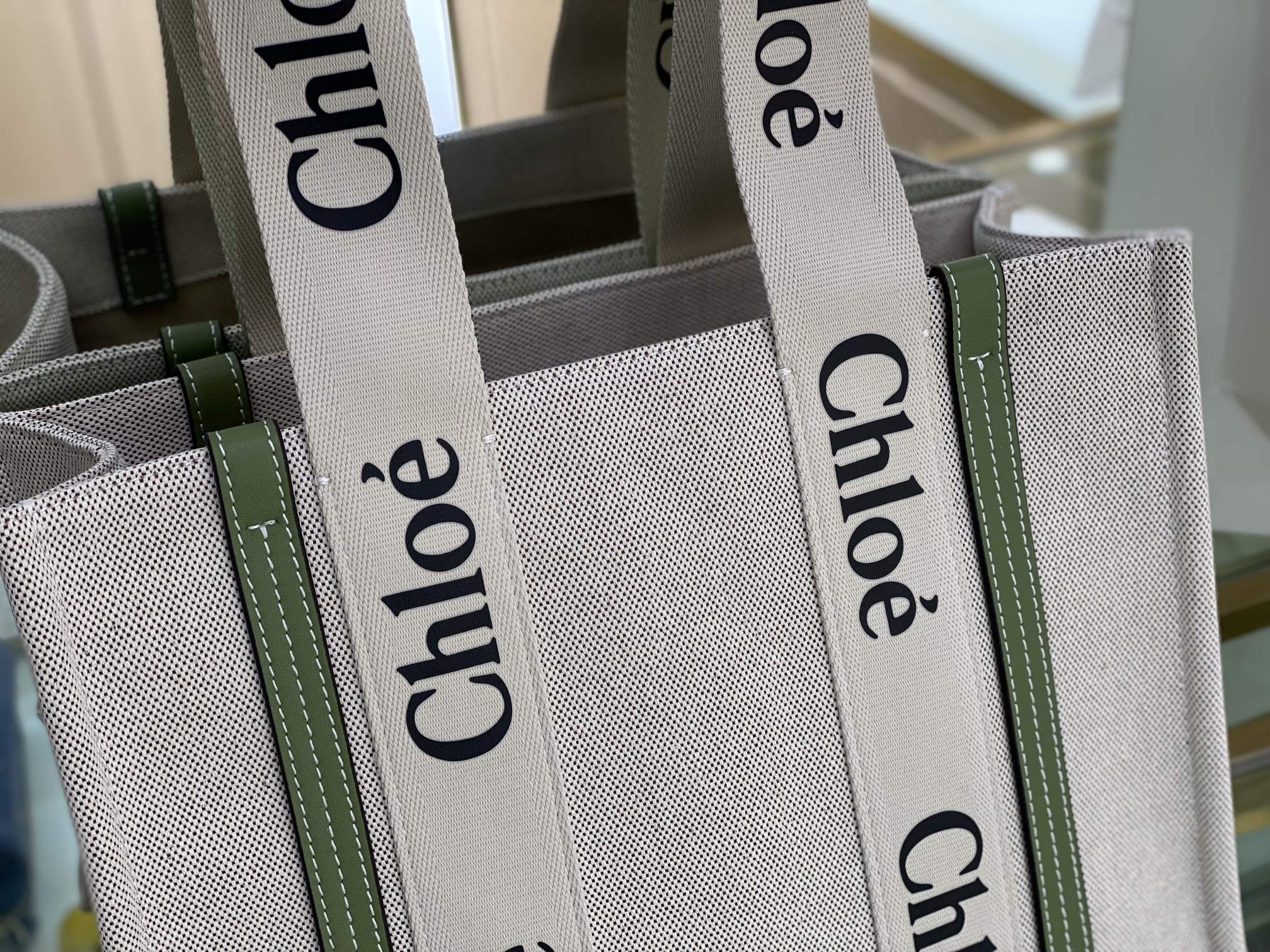 Chloe Medium Woody Tote Bag In Linen 